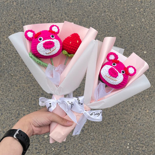 Bó hoa len gấu dâu losto làm quà tặng - handmade