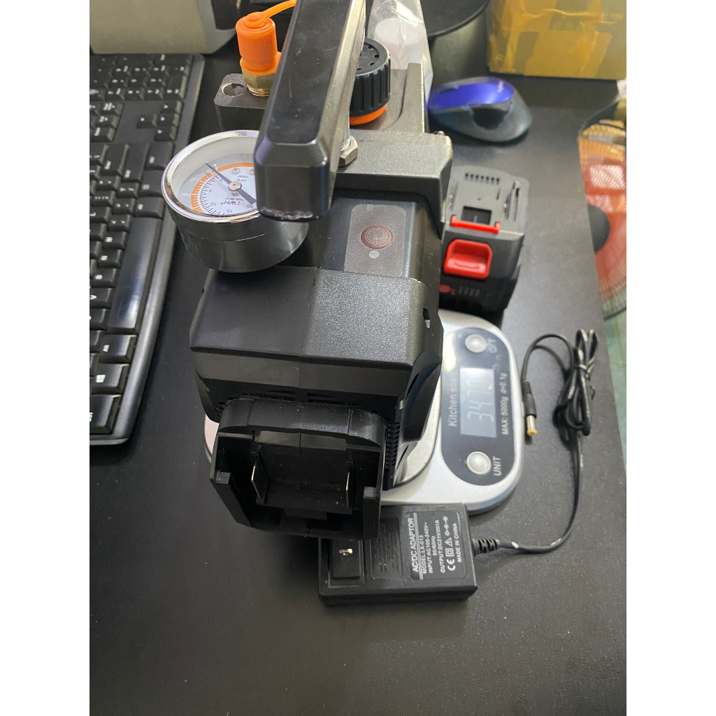 MÁY HÚT CHÂN KHÔNG BẰNG PIN CHÂN MAKITA 18V 5AH