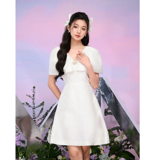 Đầm tiệc trắng thiết kế cổ V trùm tay chất Tafta tiểu thư YOONA - YHT10A142