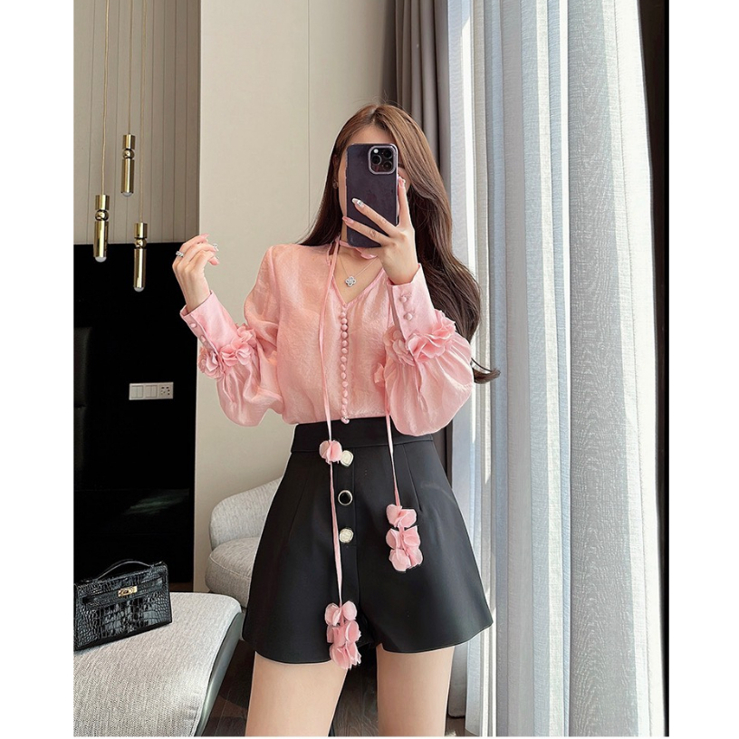 Set Áo Cổ V Tay Phồng Mix Quần Sooc Cạp Cao Kèm Hoa Đính Kết Tỉ Mỉ Phong Cách Trẻ Trung E348 Emilion Chic