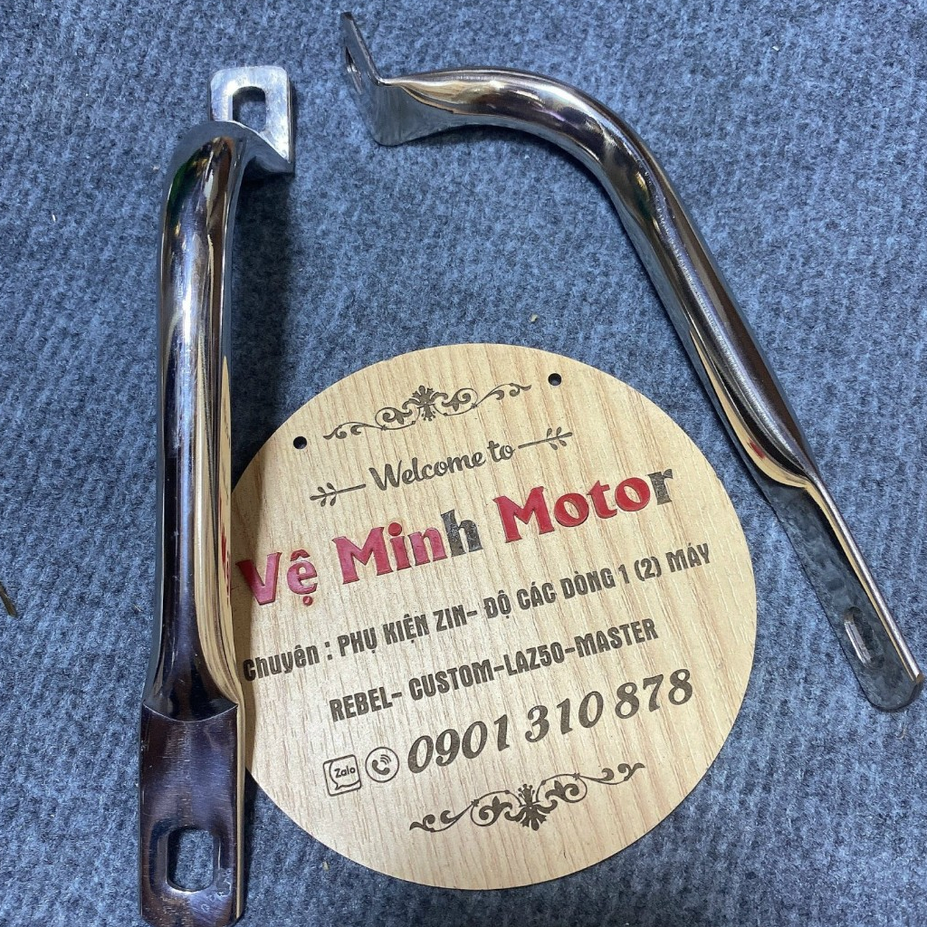 Tay nắm dắt xe phía sau moto