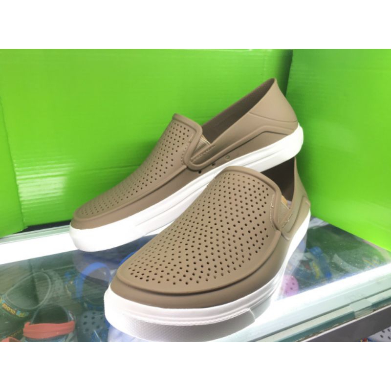 Giày Cross slip on dành cho Nam, phù hợp với mọi thời tiết.