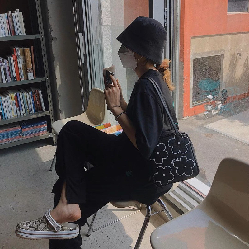 Túi xách da đeo vai dáng vuông hoạ tiết - Bloom Bag