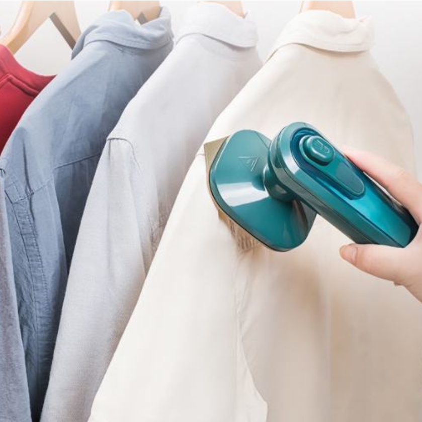 Bàn ủi hơi nước màu xanh cầm tay mini