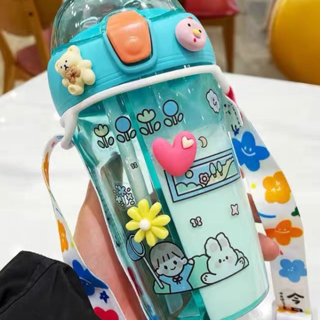 Bình nước 2 ngăn dễ thương cho bé yêu tặng kèm sticker 2d, 3d và co rửa ống hút.Có dây đeo đồng màu đẹp mắt.