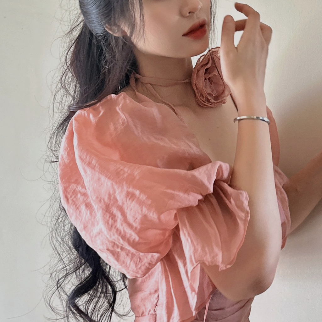 ĐẦM MIDI CÚP NGỰC MẶC ĐƯỢC 2 KIỂU VAI TAY PHỒNG BÈO TUA RUA (KÈM CHOKER HOA0