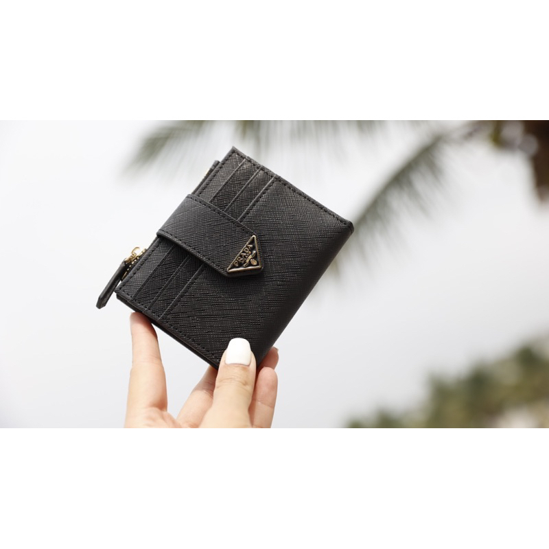 VÍ GẬP NGẮN DA XƯỚC CÓ NẮP CÀI ĐỂ ĐƯỢC NHIỀU THẺ CÓ NGĂN KÉO KHOÁ