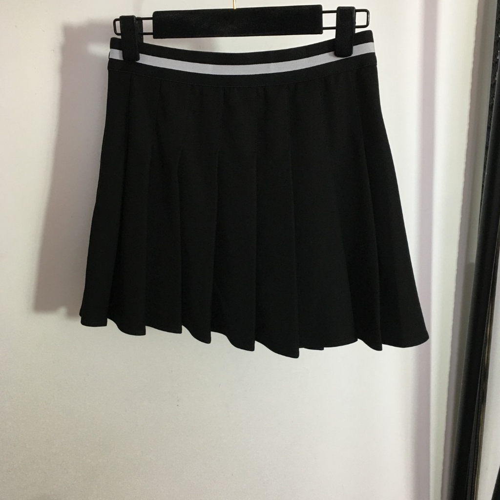 Chân váy ngắn xếp li Prada hình hiệu thương hiệu thời thượng