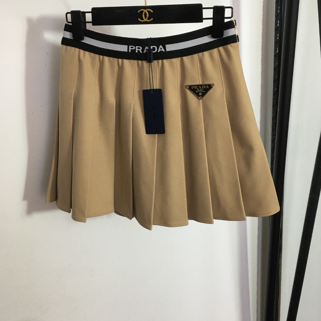 Chân váy ngắn xếp li Prada hình hiệu thương hiệu thời thượng
