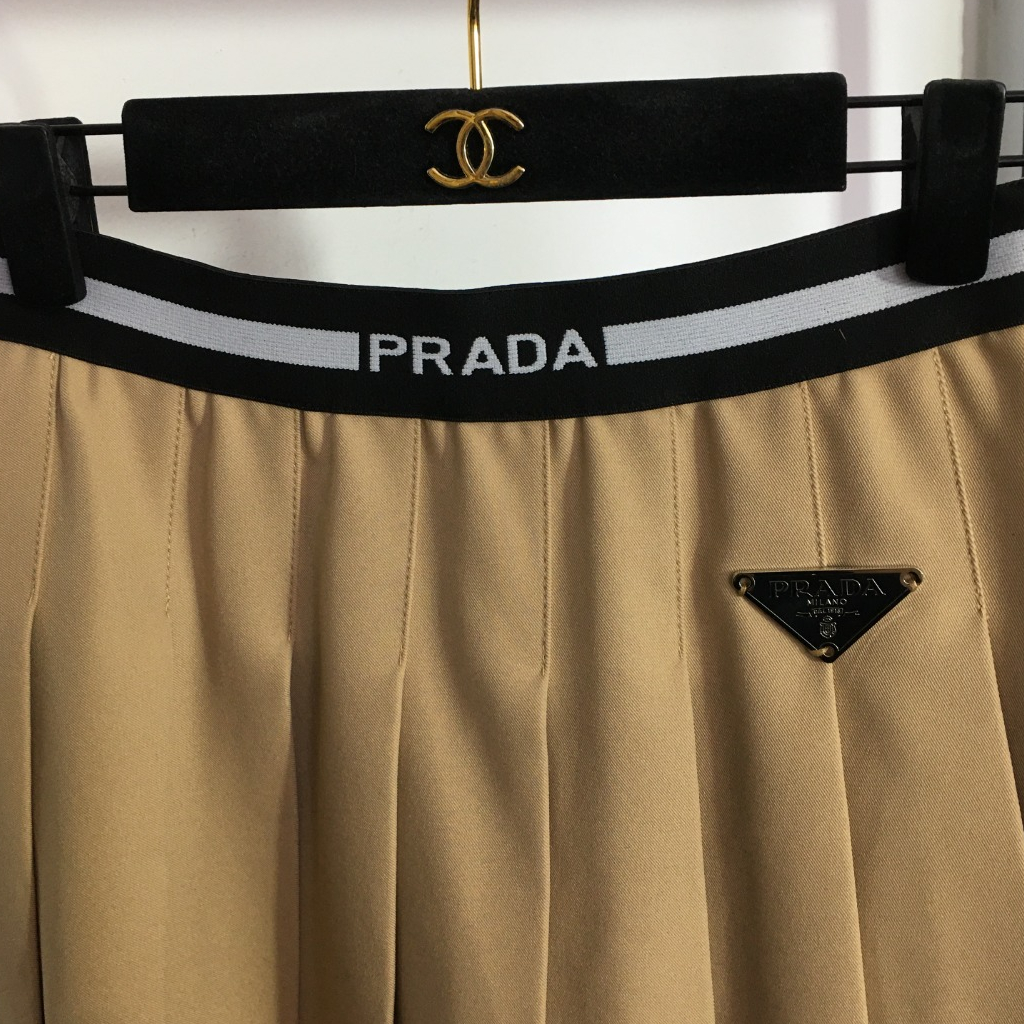 Chân váy ngắn xếp li Prada hình hiệu thương hiệu thời thượng