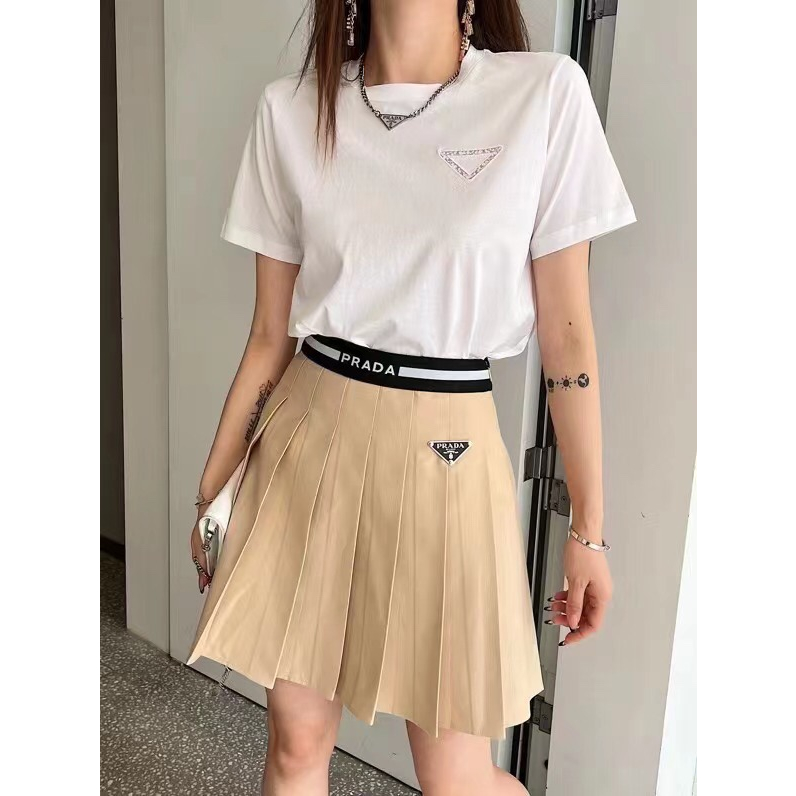 Chân váy ngắn xếp li Prada hình hiệu thương hiệu thời thượng