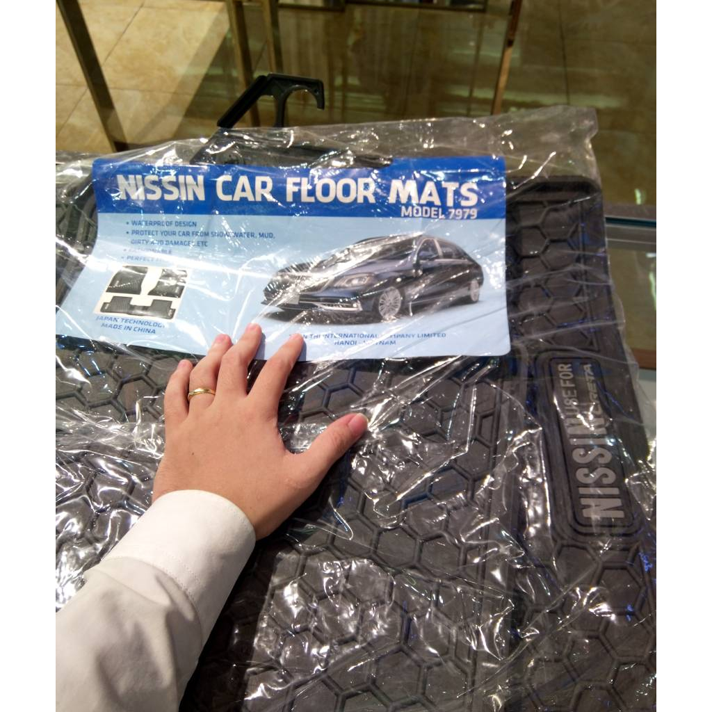Thảm lót sàn Triton bằng cao su đúc cao cấp, không mùi, chuẩn form, dễ lau chùi.