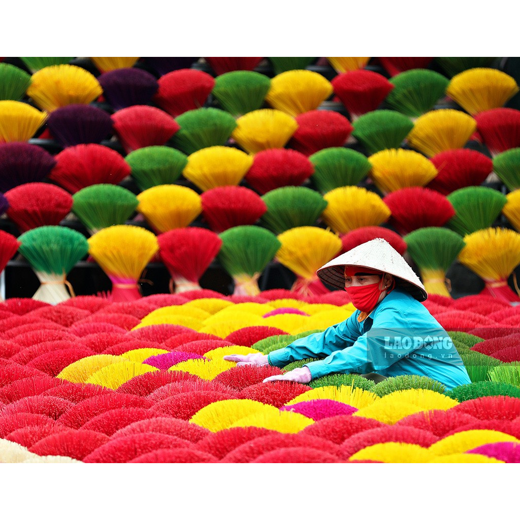 Tăm hương nhuộm màu, tăm nhang nhiều màu trang trí chụp ảnh đậm chất Việt Nam.