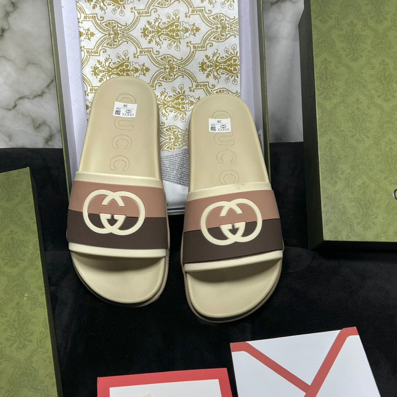 Dép lê nam quai ngang GG cao su non đúc quai sọc nâu be/ xanh đỏ logo chữ phối đế chữ 2 tầng DL26P