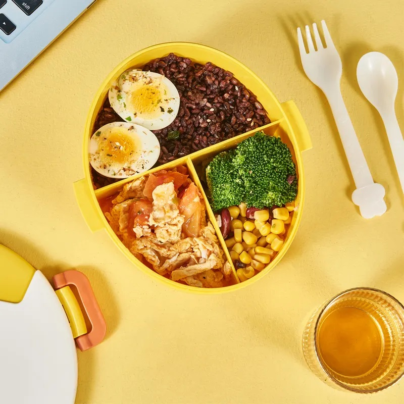 Hộp cơm bento gà con dễ thương nhựa PP 3 ngăn kèm muỗng nĩa 6349