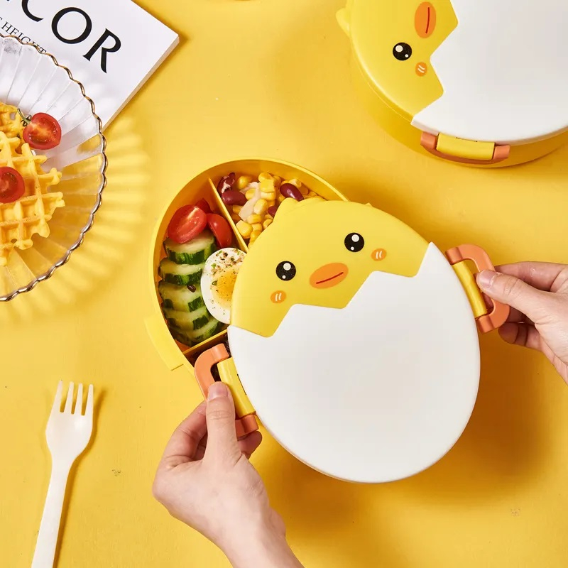 Hộp cơm bento gà con dễ thương nhựa PP 3 ngăn kèm muỗng nĩa 6349