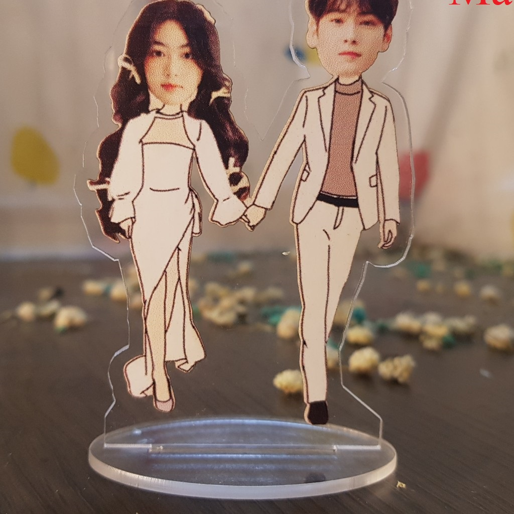 Mô hình STANDEE Mica đứng để bàn cặp đôi Chibi đáng yêu, Miễn phí thiết kế theo yêu cầu cho người yêu, bạn gái, bạn trai