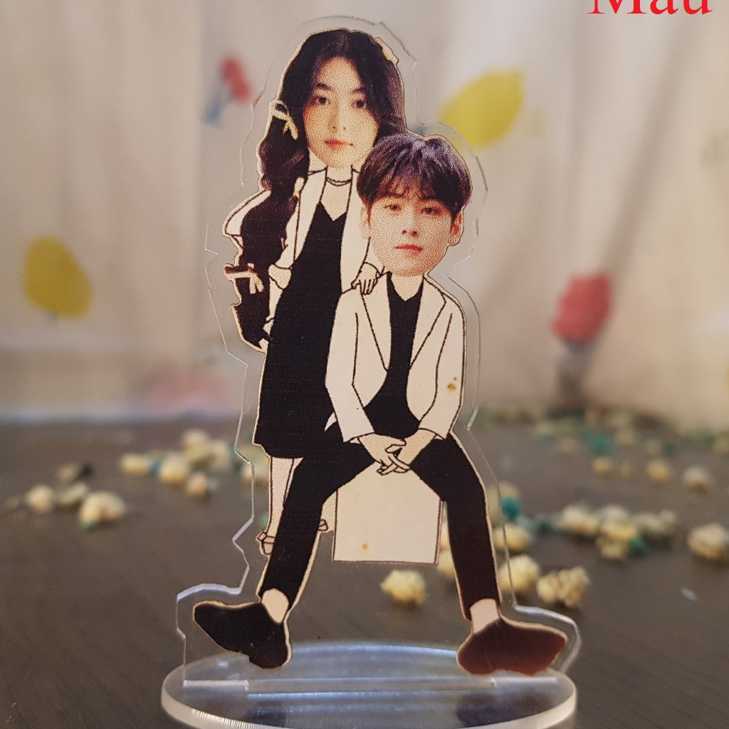Mô hình STANDEE Mica đứng để bàn cặp đôi Chibi đáng yêu, Miễn phí thiết kế theo yêu cầu cho người yêu, bạn gái, bạn trai