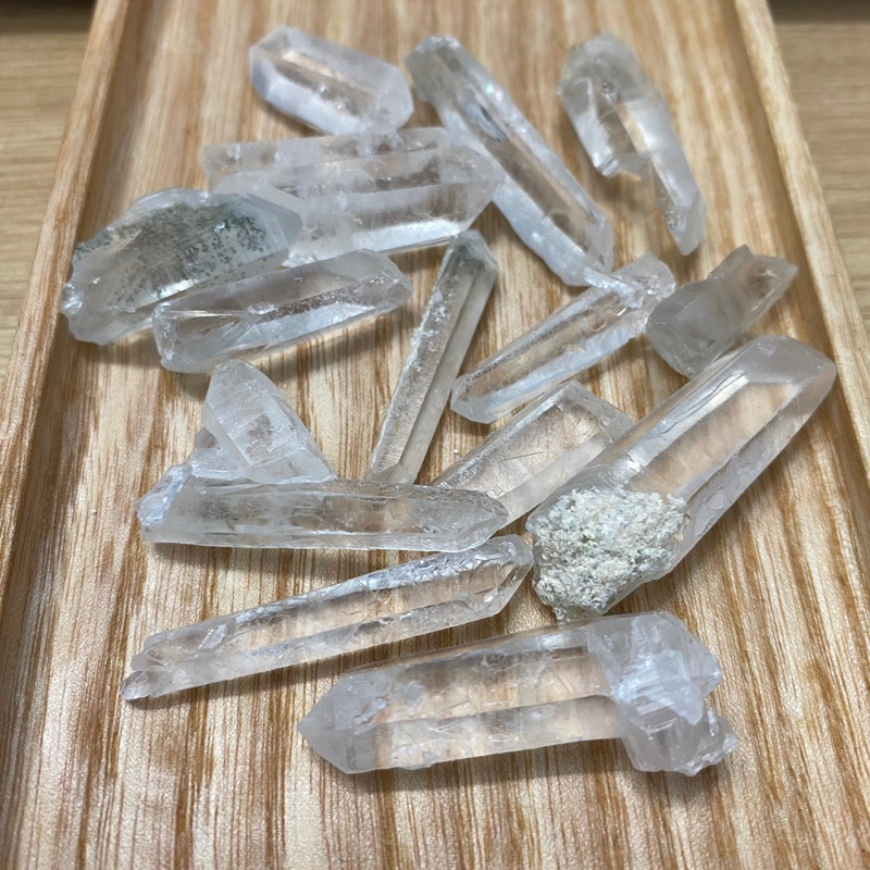 (1 khay-15 viên)Tinh thể đá Thạch anh trắng(Quartz Crystal) sưu tầm, thanh tẩy Tarot và thả hồ cá...!!!
