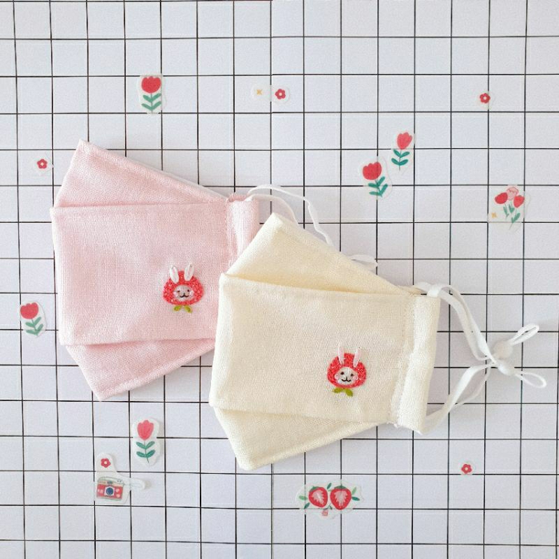Khẩu trang 3D vải Linen thêu Dâu Thỏ 🍓🐰( Dây đeo có nút điều chỉnh )