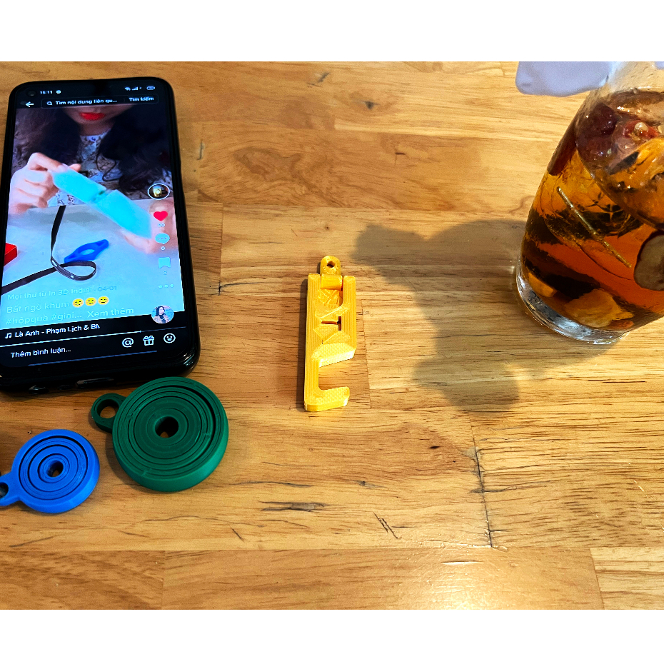 Giá đỡ điện thoại móc khóa ghim tên chữ cái - IN3D.INDINI