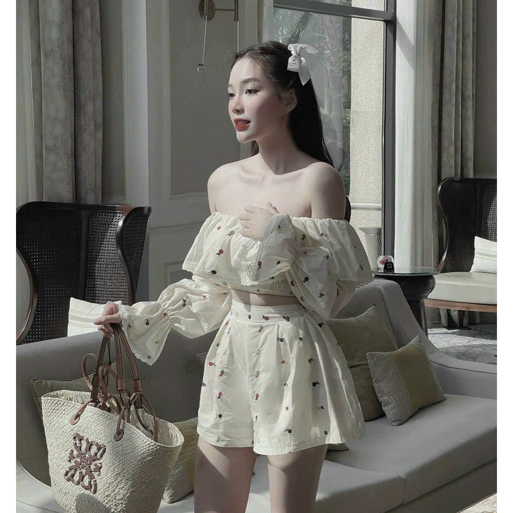Set đi biển trễ vai hoa nhí, Set áo trễ vai tay dài, Set áo croptop quần short thêu hoa nhí 2 màu trắng be freesize 55kg