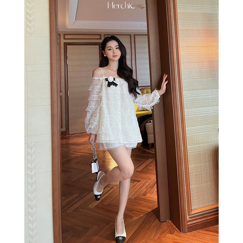 Set Camille hoa trà Herchic áo sơ mi ren trắng trễ vai và quần ren