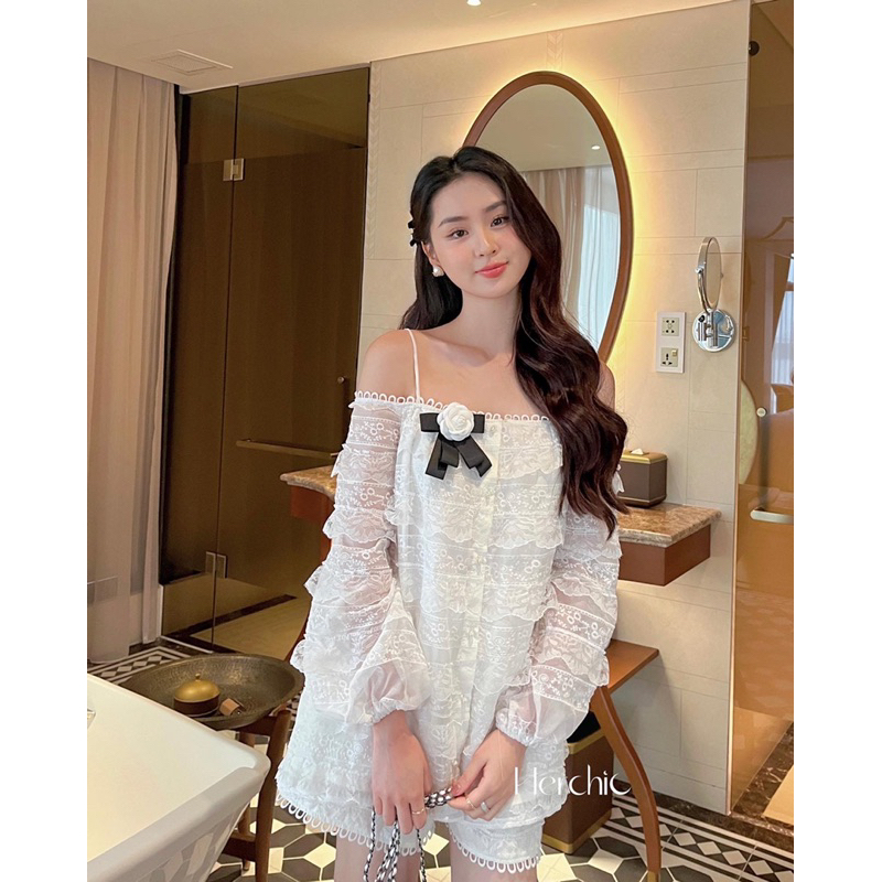 Set Camille hoa trà Herchic áo sơ mi ren trắng trễ vai và quần ren