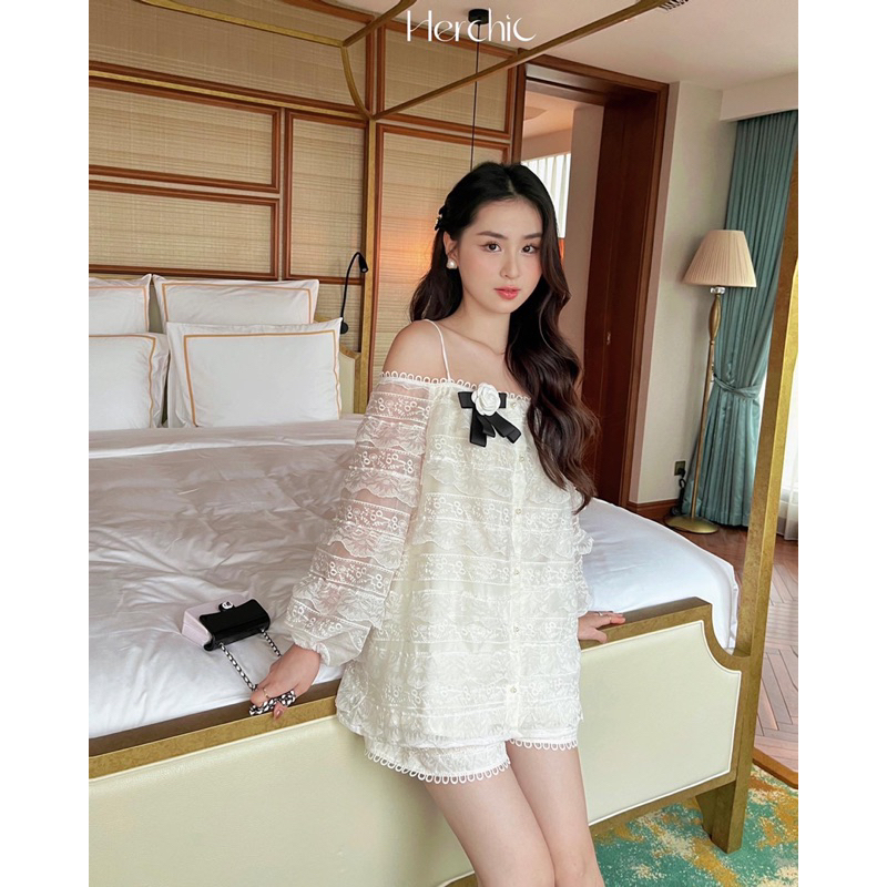 Set Camille hoa trà Herchic áo sơ mi ren trắng trễ vai và quần ren