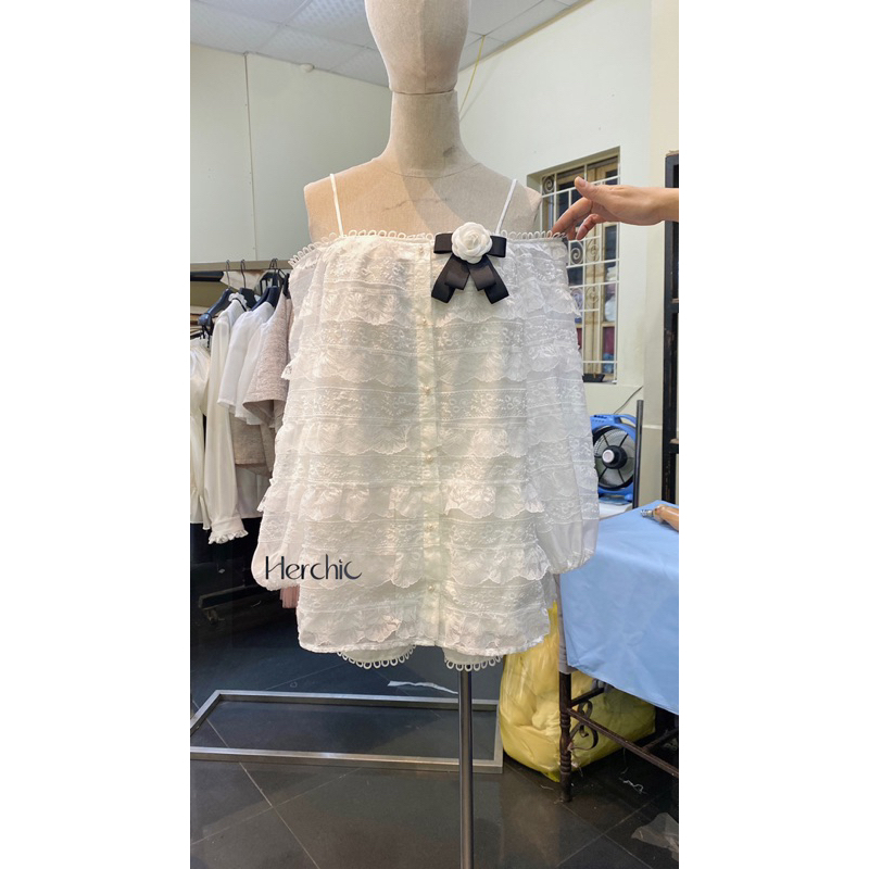 Set Camille hoa trà Herchic áo sơ mi ren trắng trễ vai và quần ren