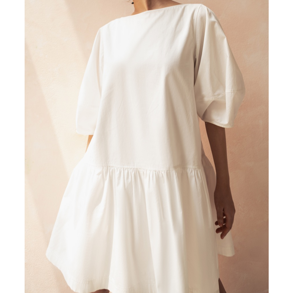 LIBÉ - Đầm ngắn dáng suông nhún xoè thân dưới màu trắng