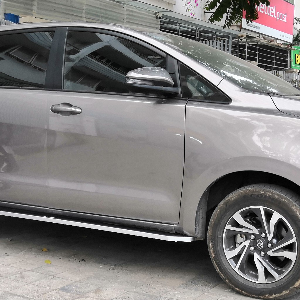 Bậc lên xuống, bệ bước chân xe Toyota Innova đời 2017 - 2022. Mẫu theo xe và mẫu nhôm đúc 100%