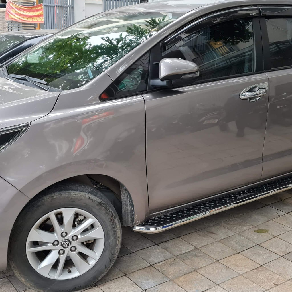 Bậc lên xuống, bệ bước chân xe Toyota Innova đời 2017 - 2022. Mẫu theo xe và mẫu nhôm đúc 100%
