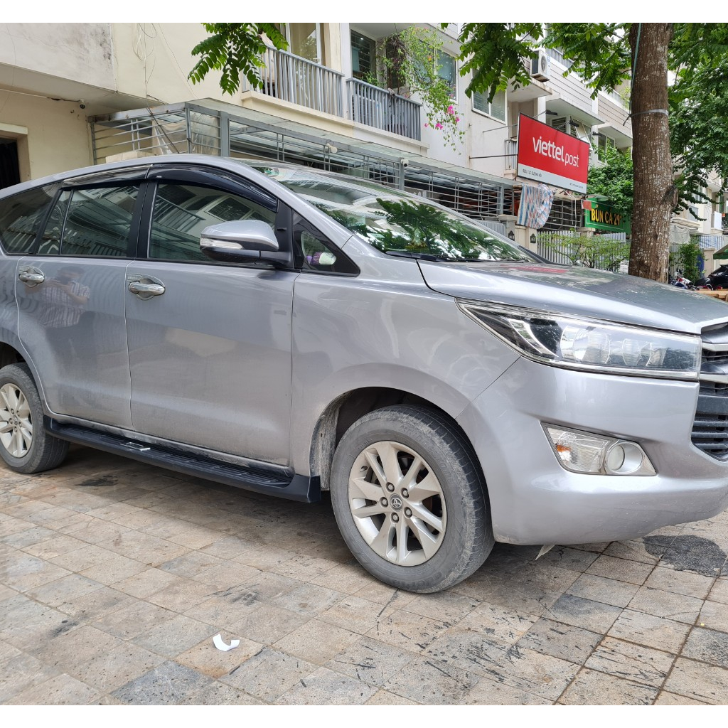 Bậc lên xuống, bệ bước chân xe Toyota Innova đời 2017 - 2022. Mẫu theo xe và mẫu nhôm đúc 100%