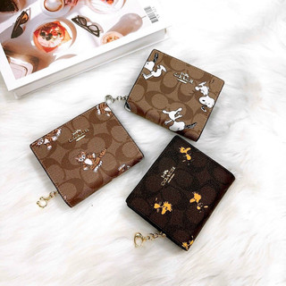 Ví ngắn Coach X Peanuts Snap Wallet hoạ tiết chó mèo