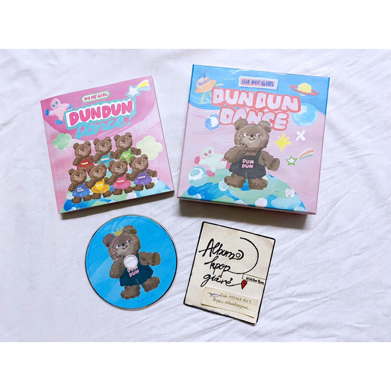 Oh My girl mini album Dundun Dance đã khui seal, gồm photobook và 1 CD.