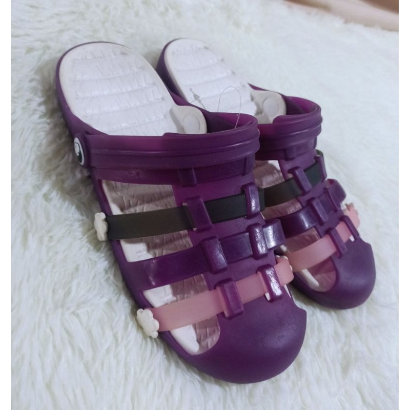 Giày xăng đan nhựa dẻo bít mũi.