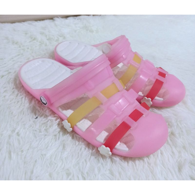 Giày xăng đan nhựa dẻo bít mũi.