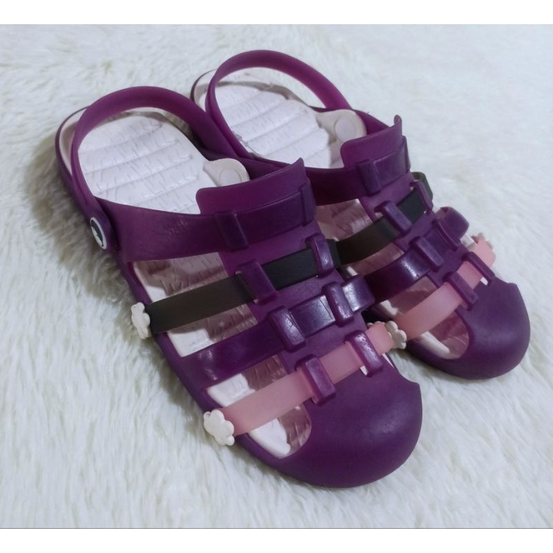 Giày xăng đan nhựa dẻo bít mũi.