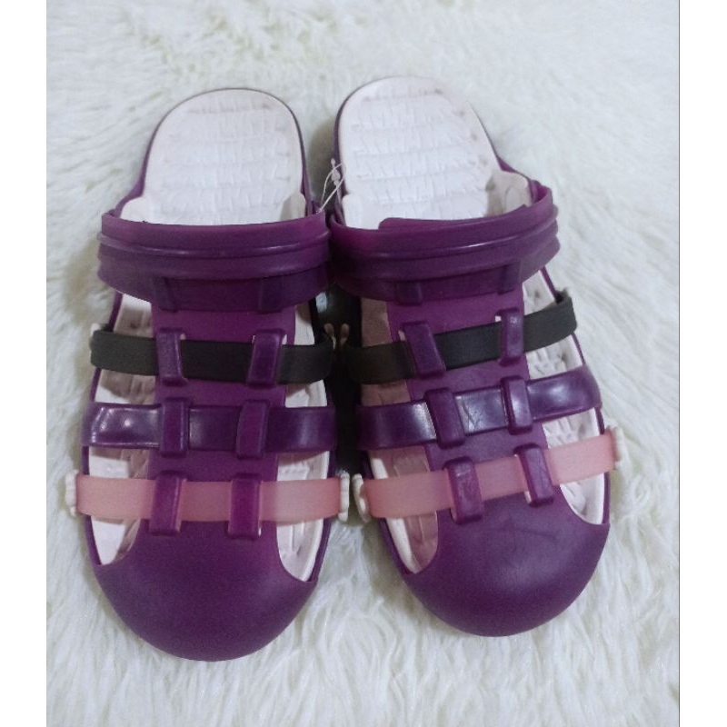 Giày xăng đan nhựa dẻo bít mũi.