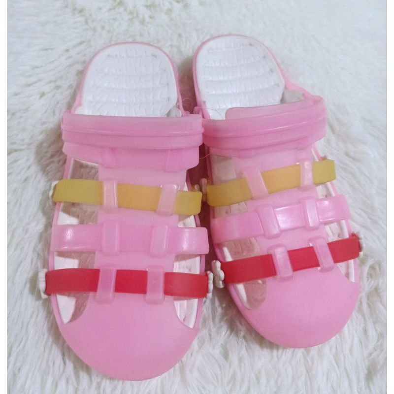 Giày xăng đan nhựa dẻo bít mũi.