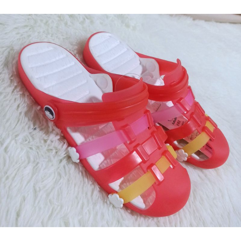 Giày xăng đan nhựa dẻo bít mũi.