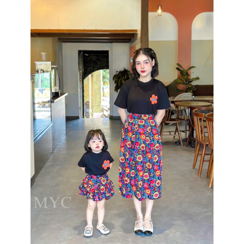Đồ đôi mẹ và bé MYC, set áo phông gắn hoa kèm chân váy xếp ly