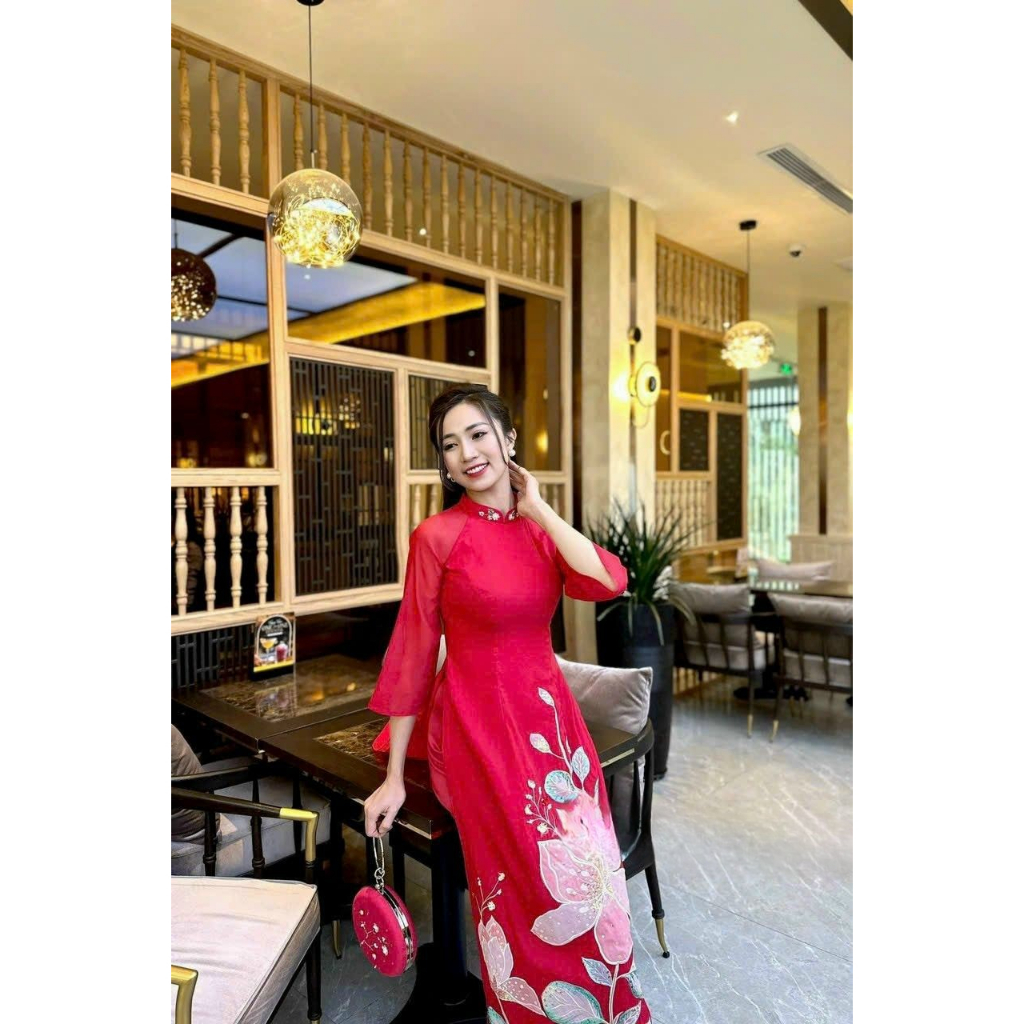 Áo dài cách tân sắc đỏ hương hoa, lụa tơ mềm, họa tiết thêu đính kết tỉ mỉ,  nhẹ nhàng duyên dáng Áo Dài Thu Cúc