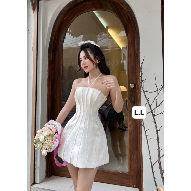 Đầm đi tiệc viền tua rua cổ yếm