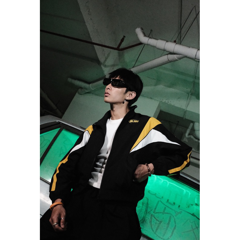 Áo khoác dù BLISH 2.0 màu đen - phối vàng/trắng.