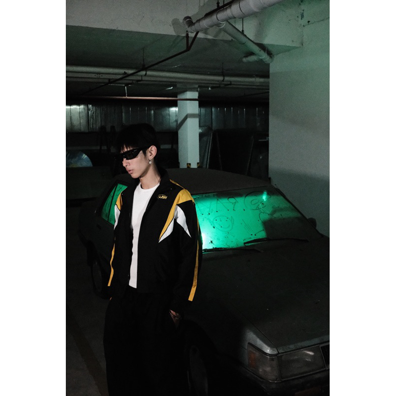 Áo khoác dù BLISH 2.0 màu đen - phối vàng/trắng.