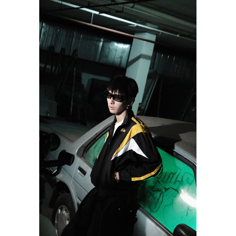 Áo khoác dù BLISH 2.0 màu đen - phối vàng/trắng.