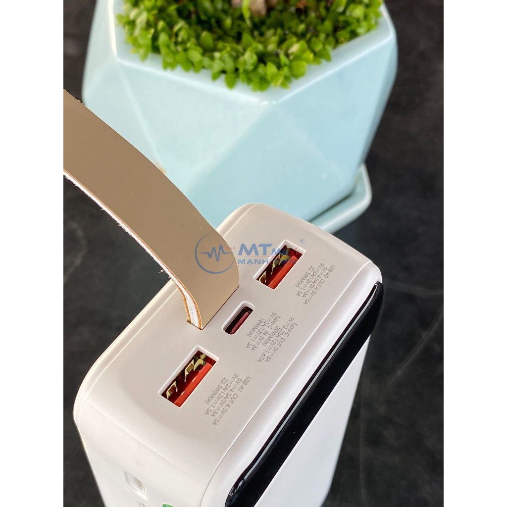 Pin dự phòng 30000mAh 20W, Đèn led siêu sáng. Thiết kế vừa tay, đơn giản nhưng không kém phần chắc chắn, đảm bảo sự tiện