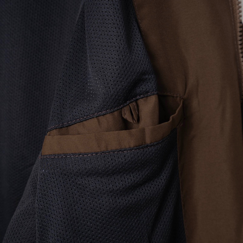 Áo khoác dù BLISH 2.0 màu nâu - phối đen/trắng.